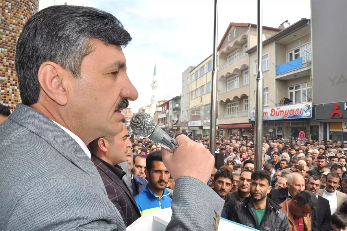 Makam Koltuğunu Kaldırıp Tahta Sandalyeye Oturdu