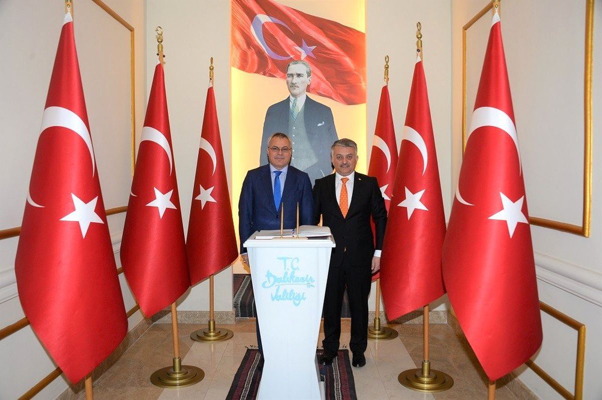 Manisa Valisi Ahmet Deniz, Balıkesir Valisi Yazıcı\'yı Ziyaret Etti