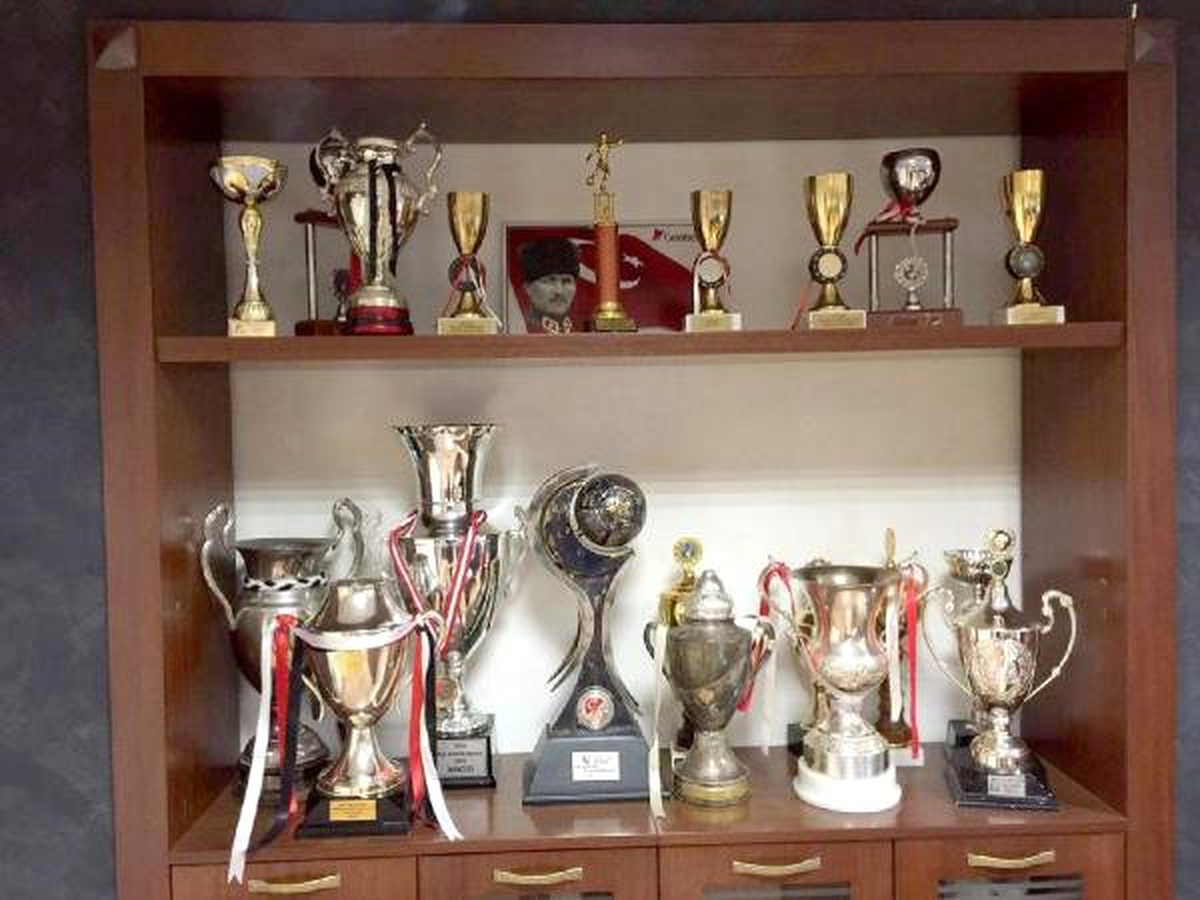 Manisaspor\'un Kupaları İkinci Kez Satışta
