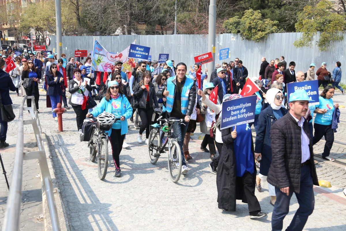 Mavileri Giyip, Otizme Farkındalık İçin Yürüdüler