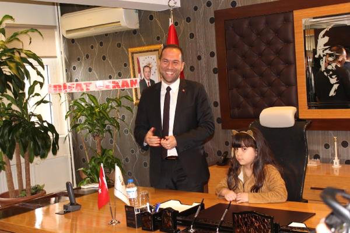 Mazbatasını Alan Başkanın Koltuğuna İlk Önce Kızı Oturdu