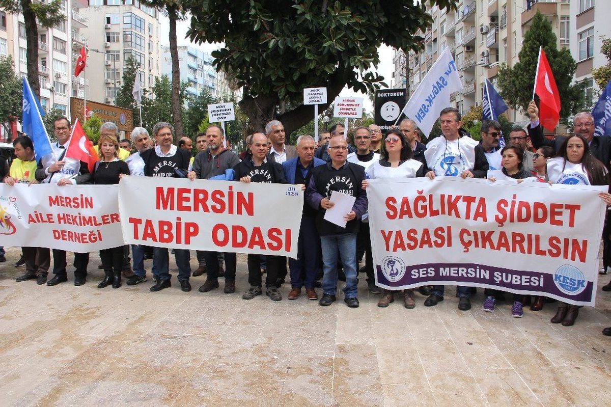 Mersin\'de Aile Hekimleri Bir Günlük İş Bırakma Eylemi Yaptı