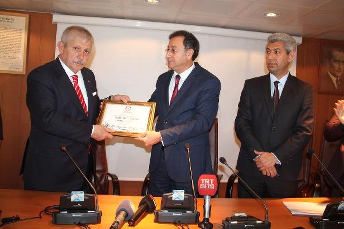 MHP\'li Başkan, Makam Odasının Kapısını Söktürdü