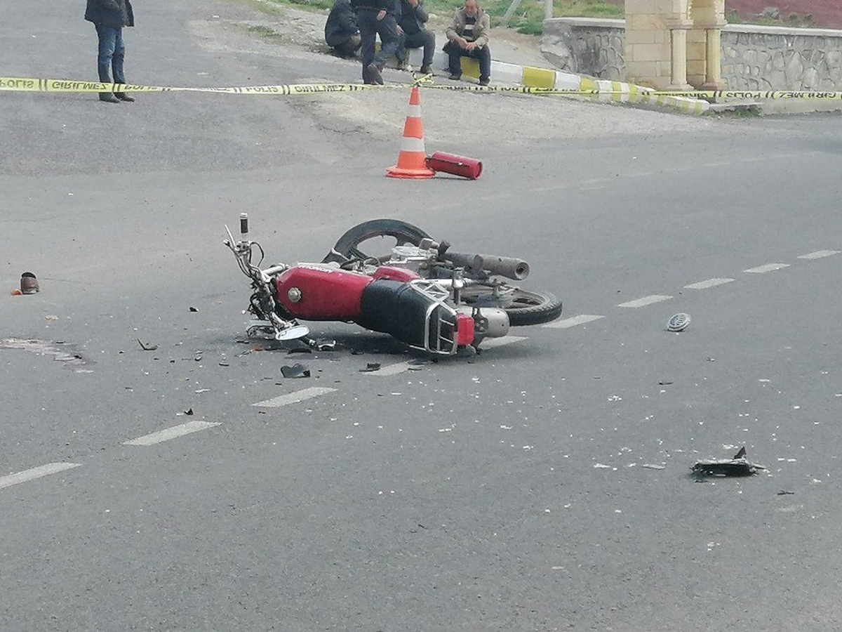 Niğde\'de Otomobil ile Motosiklet Çarpıştı: 1 Ölü, 2 Yaralı