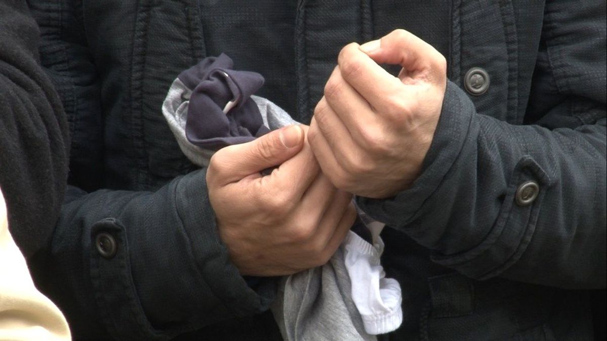 Oğlunun Kıyafetini Bir An Olsun Elinden Bırakmadı