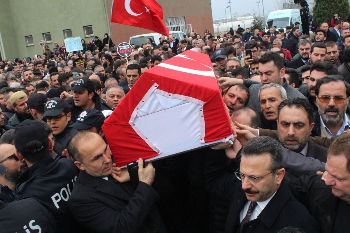 Öğrencisi Tarafından Öldürülen Müdür Yardımcısı İçin On Binlerce Kişi Yürüdü