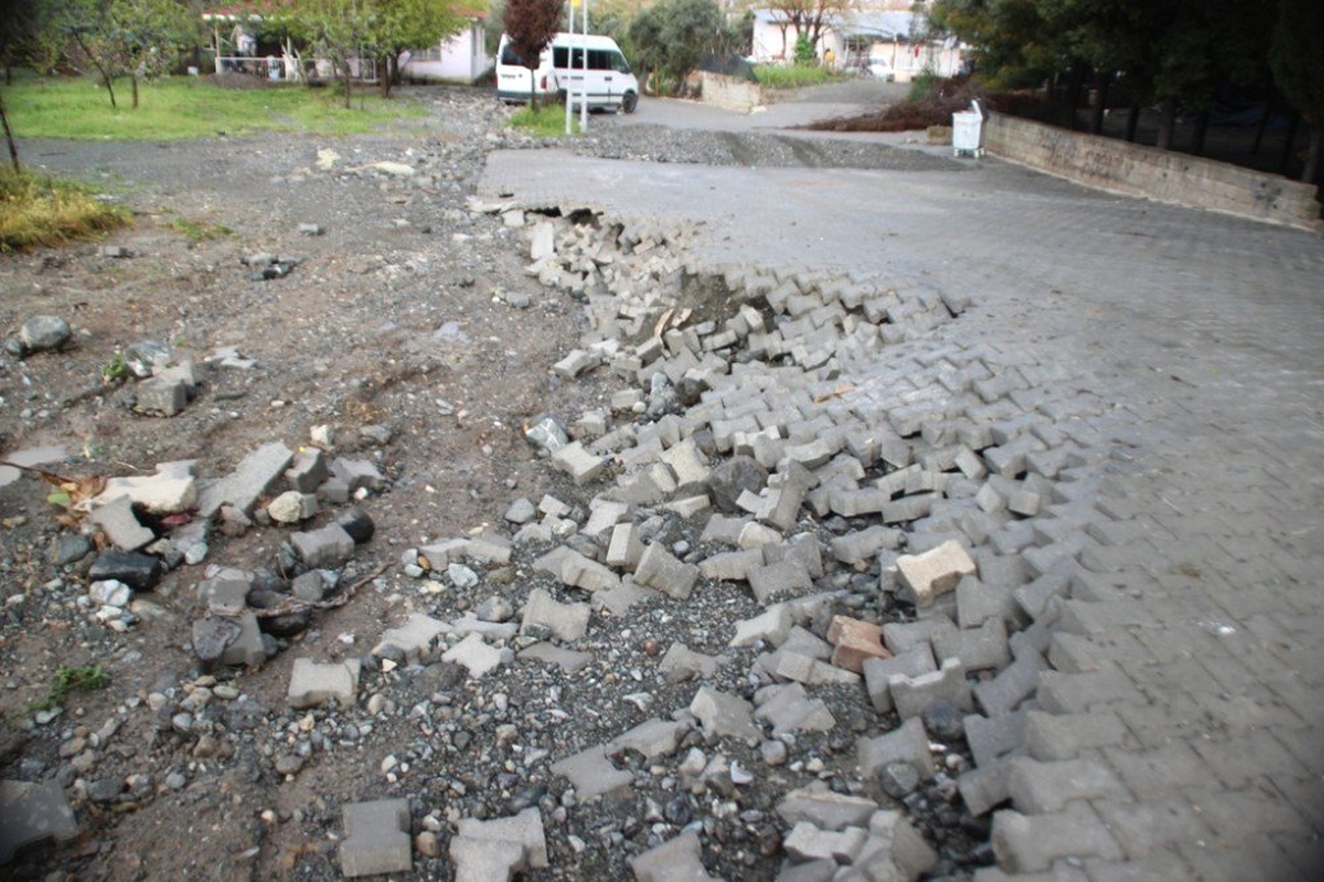 Okulu Su Bastı Öğrencileri İtfaiye Tahliye Etti