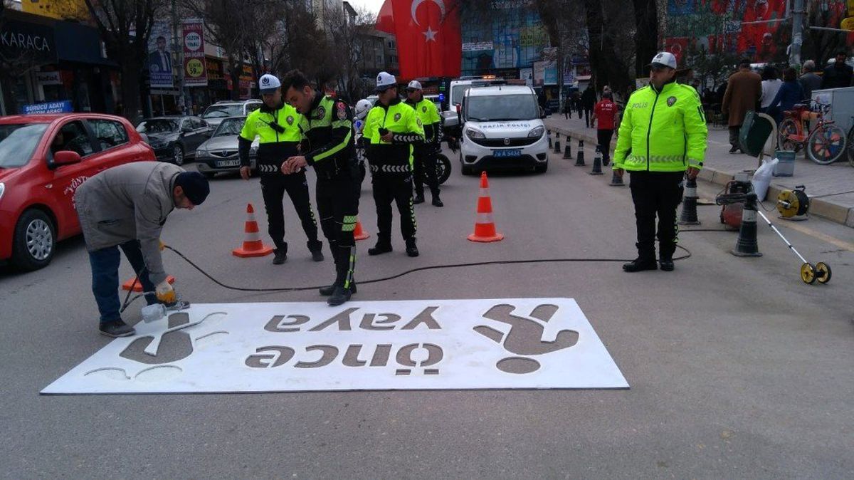 Öncelik Hayatın, Öncelik Yayanın"