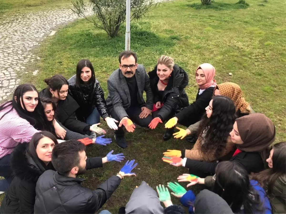 Otizme Dikkat Çekmek İçin Ellerini Boyadılar