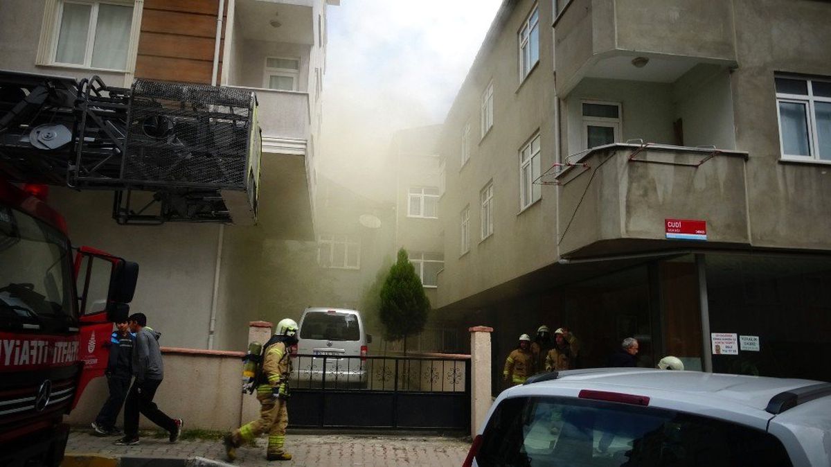 Pendik\'te Binanın Çatısında Yangın: 1 Kişi Yaralandı