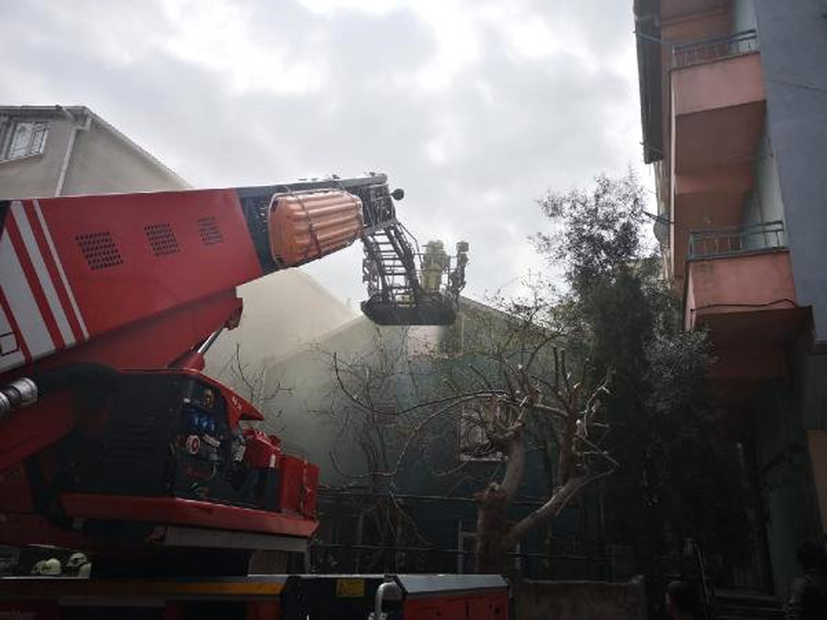 Pendik\'teki Binanın Çatısında Çıkan Yangında 1 Kişi Yaralandı