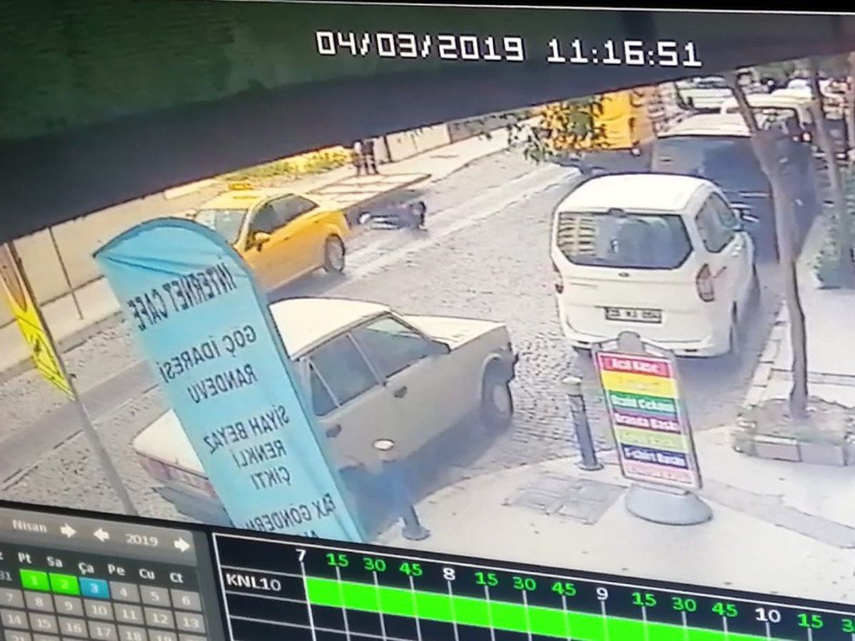 Raylı Kapı 2 Kişinin Üzerine Devrildi