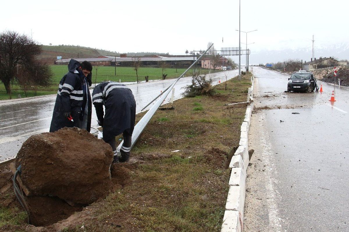 Refüje Çıkan Araç Direği Yerinden Söktü: 3 Yaralı