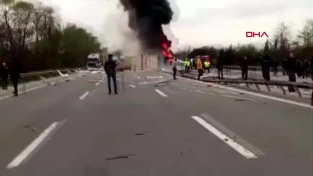 Sakarya Tır Devrildi, Tem Otoyolu Ulaşıma Kapandı