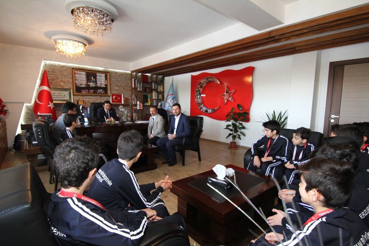 Şampiyon Halk Oyunları Ekibinden İl Milli Eğitim Müdürlüğü\'ne Ziyaret