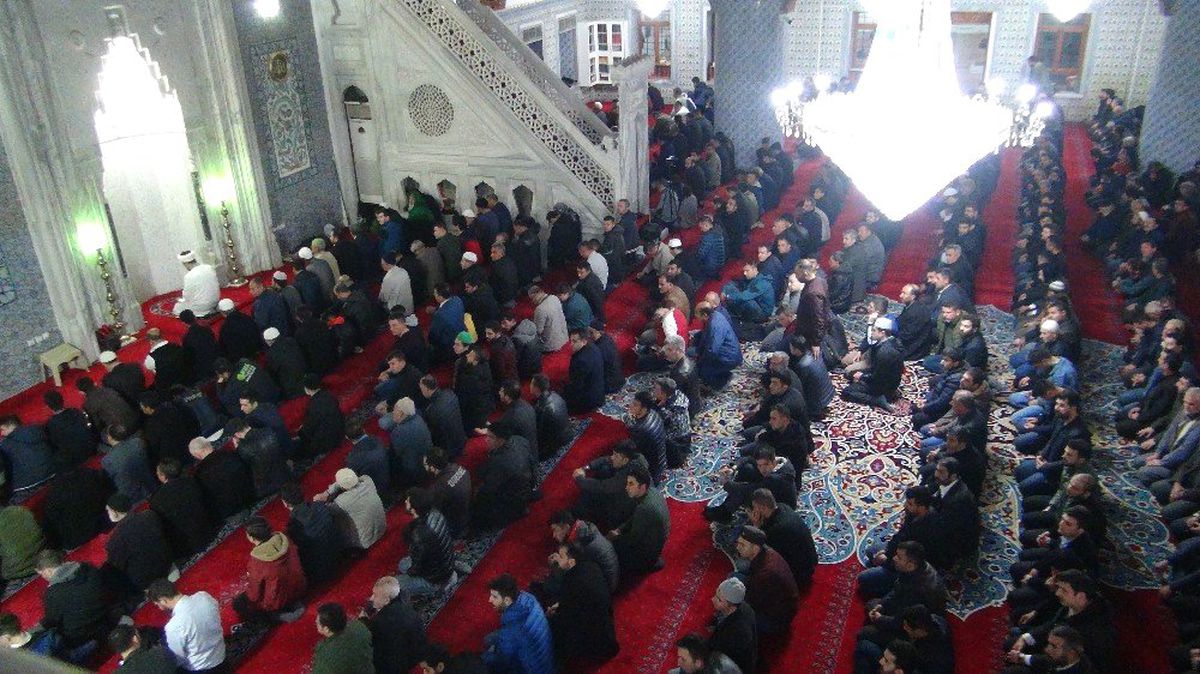 Şanlıurfa\'da Miraç Kandili Programına Binlerce Kişi Katıldı