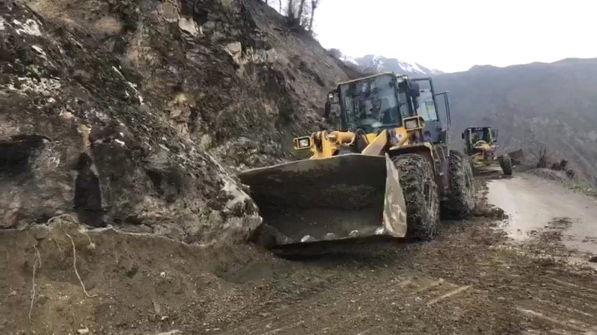 Siirt\'te Dağdan Kopan Dev Kaya Parçası Yolu Ulaşıma Kapattı