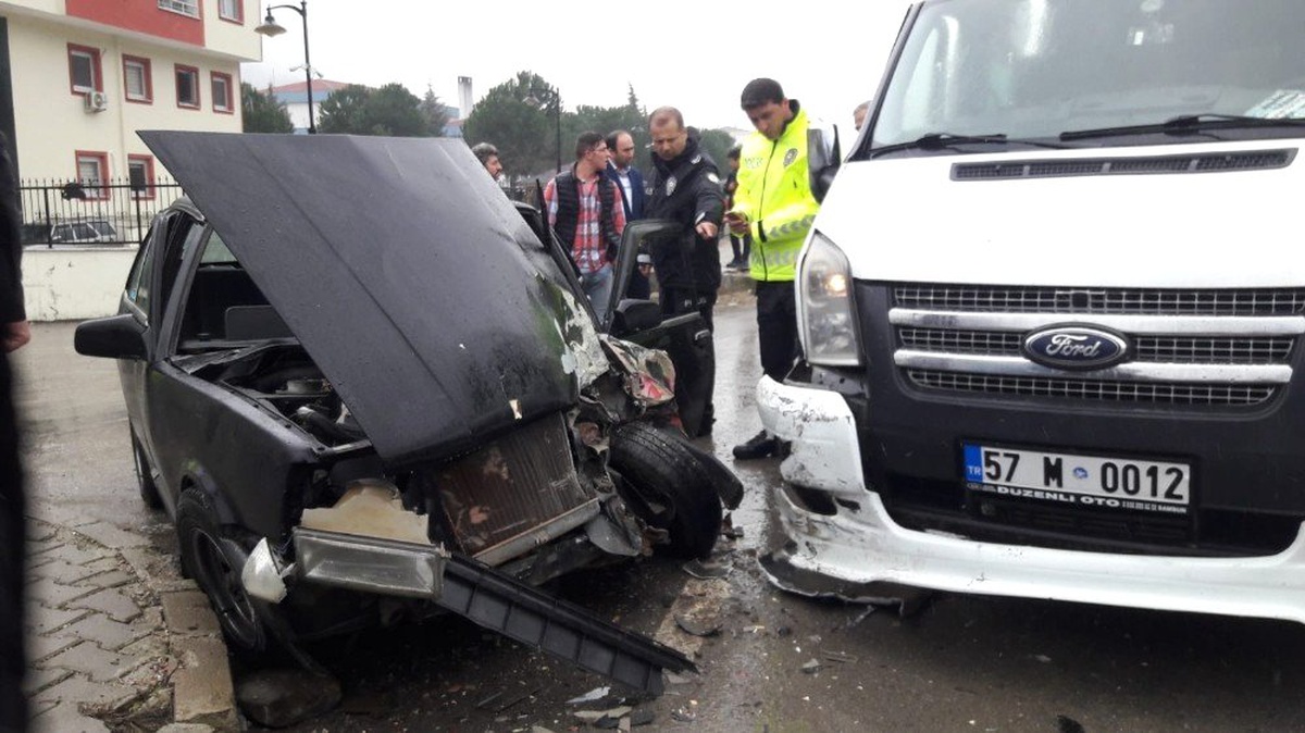 Sinop\'ta Okul Servisi ile Otomobil Çarpıştı: 2 Yaralı