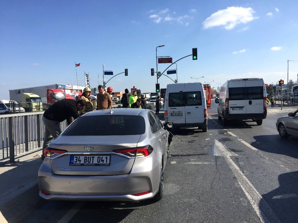 Tem Bağlantı Yolunda Trafiği Kilitleyen Kaza