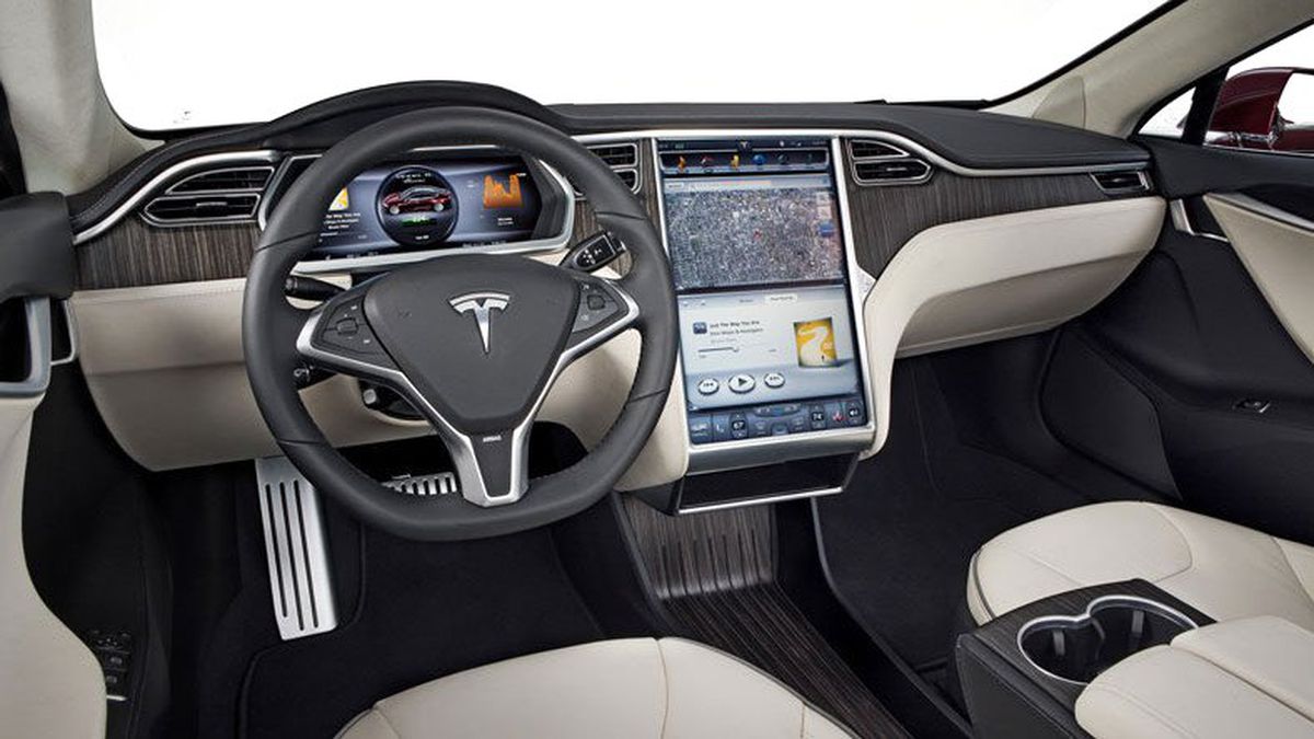 Tesla Model S Sürücüsü, Araç Seyir Halindeyken Arka Koltukta Uyudu (Video)