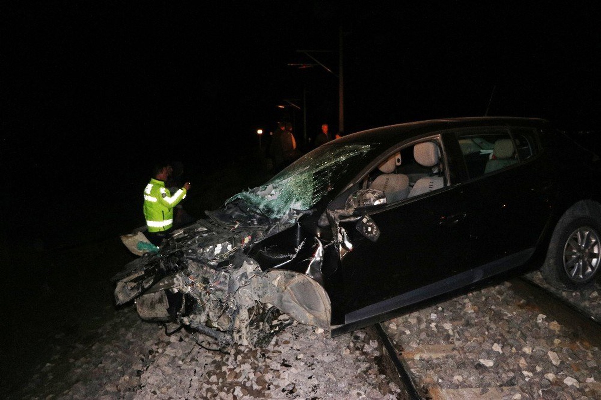 Tren Otomobili Biçti, 2 Kişi Son Anda Kurtuldu