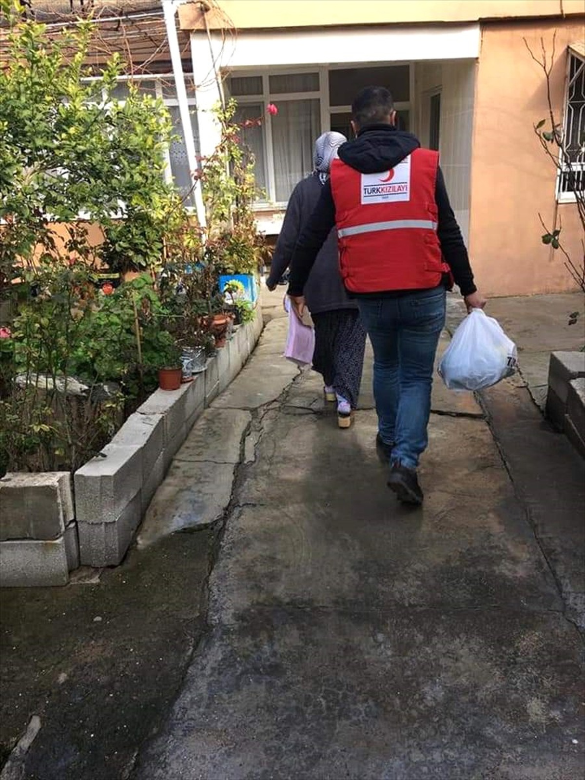 Türk Kızılayından Kıyafet ve Gıda Yardımı