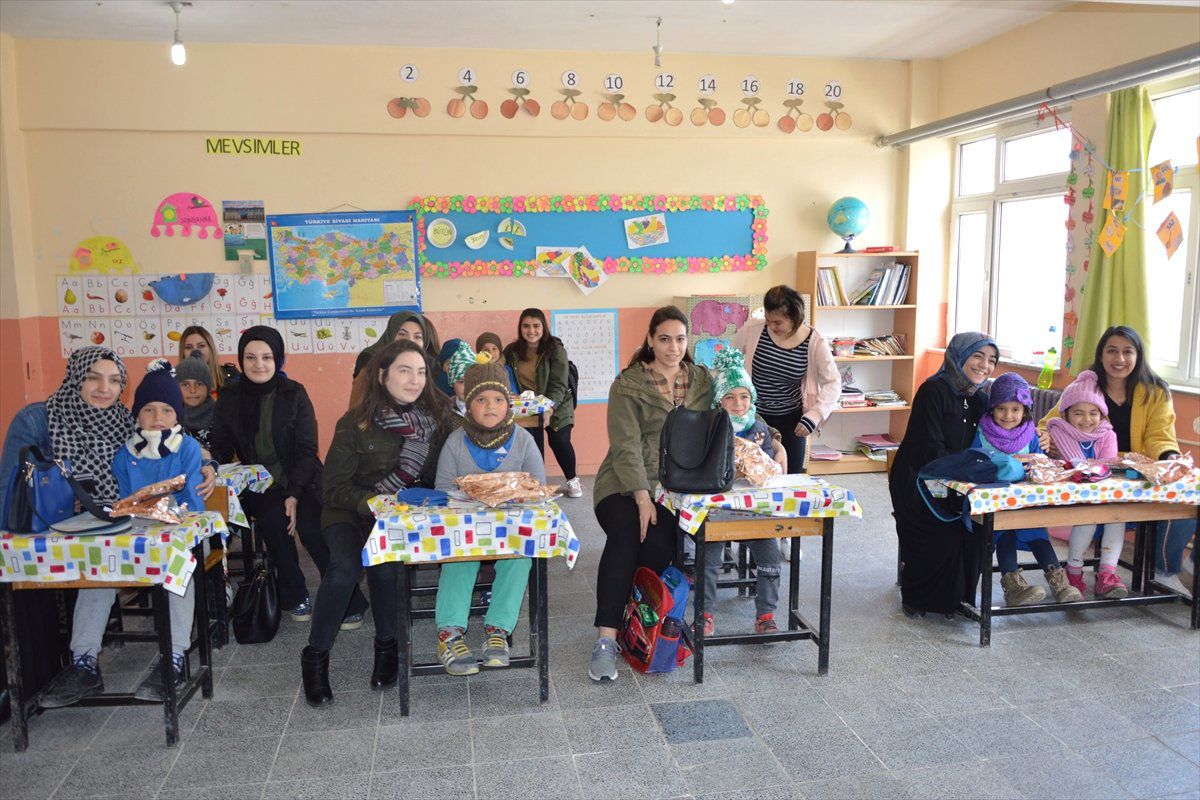 Üniversitelilerden Minik Öğrencilere Hediye