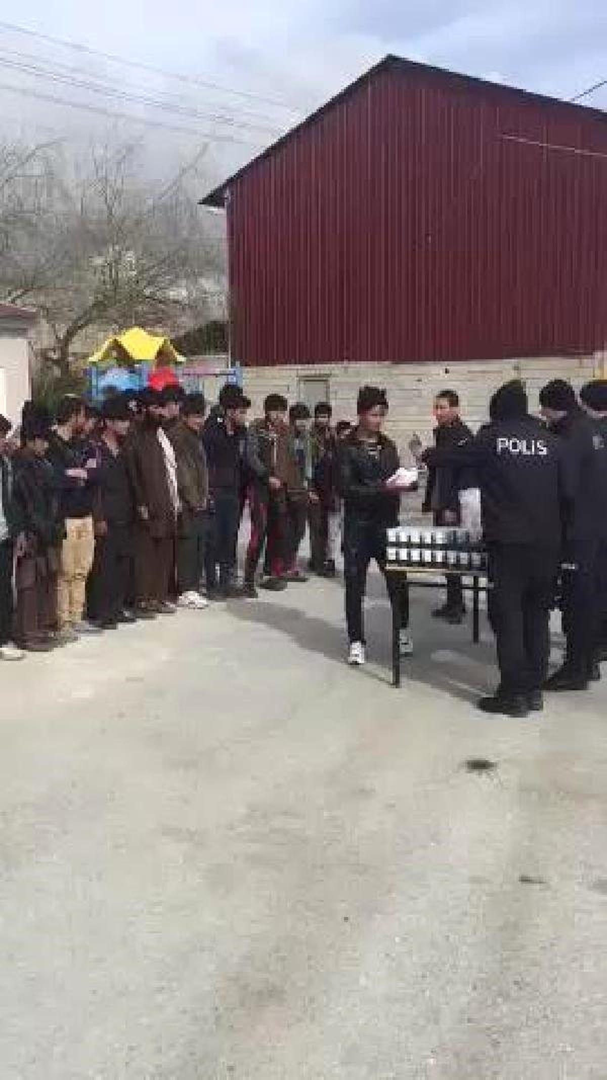 Van\'da Kaçak Göçmenlere Polisten Yemek İkramı