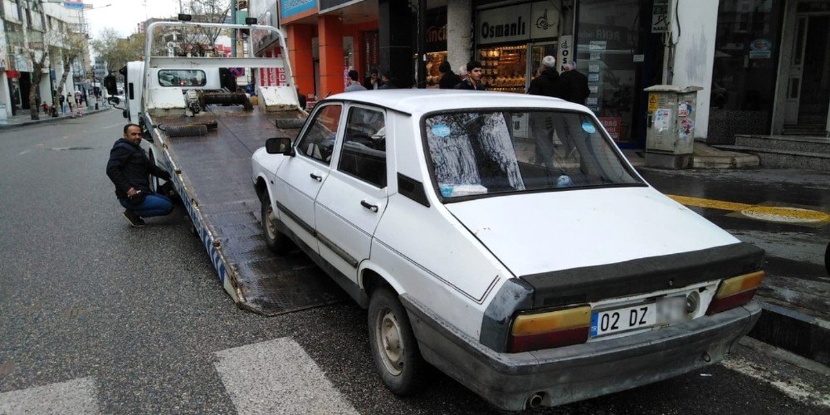 Yaya Geçidine Park Edilen Araçlar Polisten Kaçamıyor