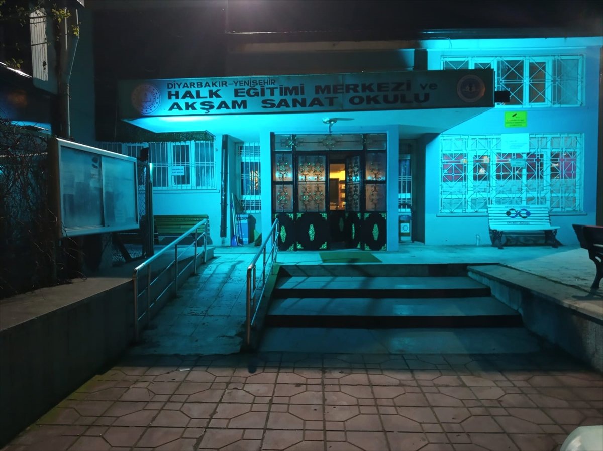 Yenişehir Halk Eğitim Merkezi Binası Mavi Işıkla Aydınlatıldı