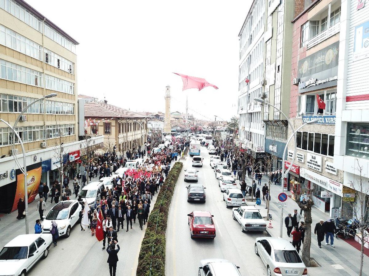 17. Üniversiteler Halk Dansları Yarışması Gençlik Halayıyla Başladı