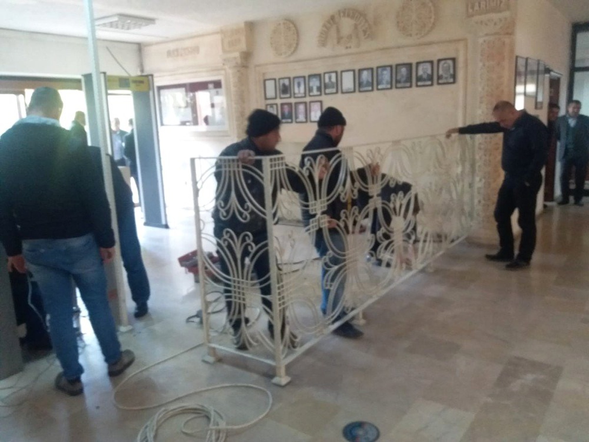 Ak Partili Belediye Başkanı Güvenlik Turnikelerini Kaldırdı