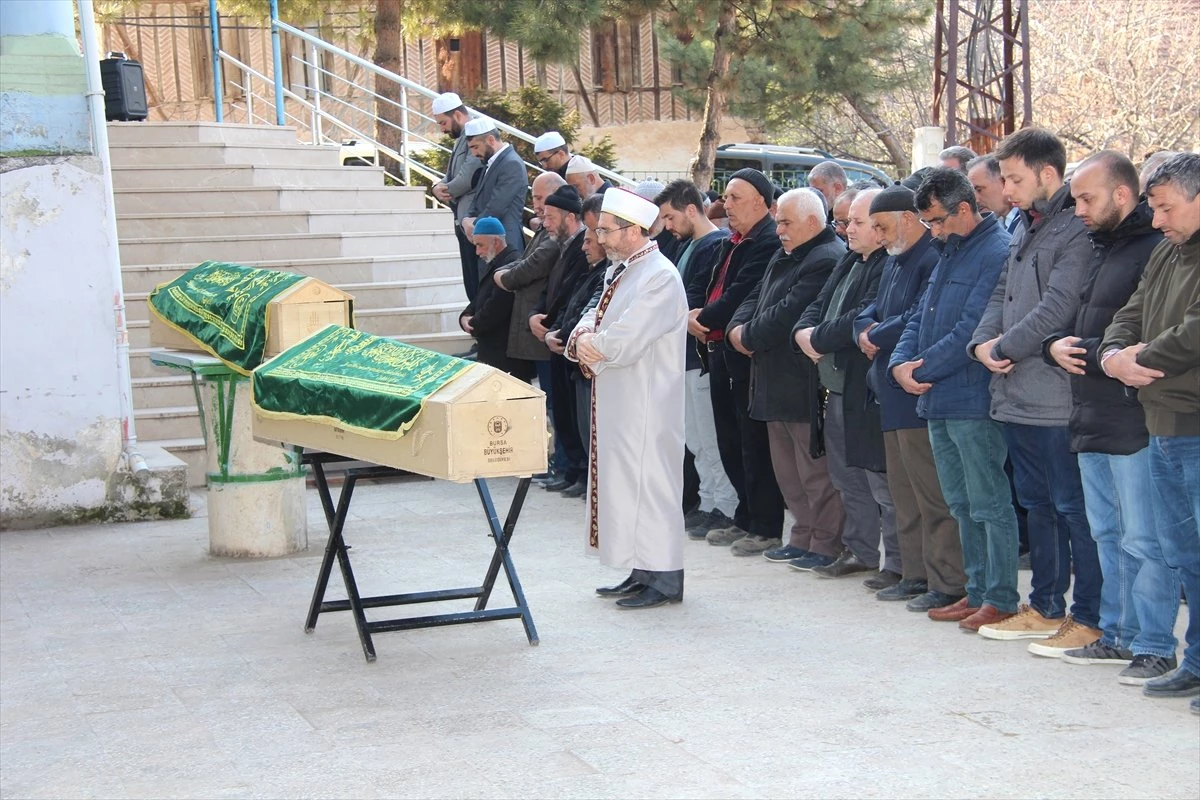 Amasya\'da Evlerindeki Yangında Ölen Yaşlı Çiftin Cenazeleri Defnedildi