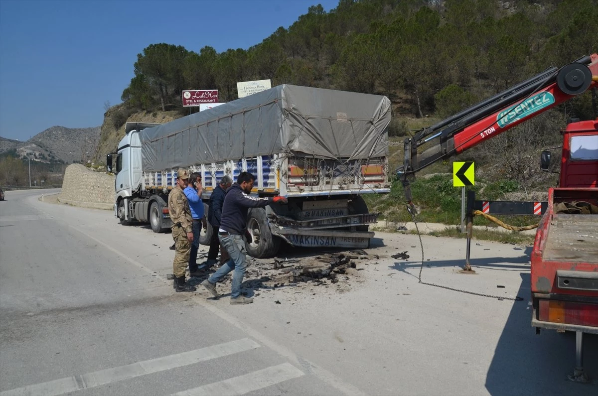 Amasya\'da Otomobil Tıra Çarpıp Devrildi: 1 Ölü