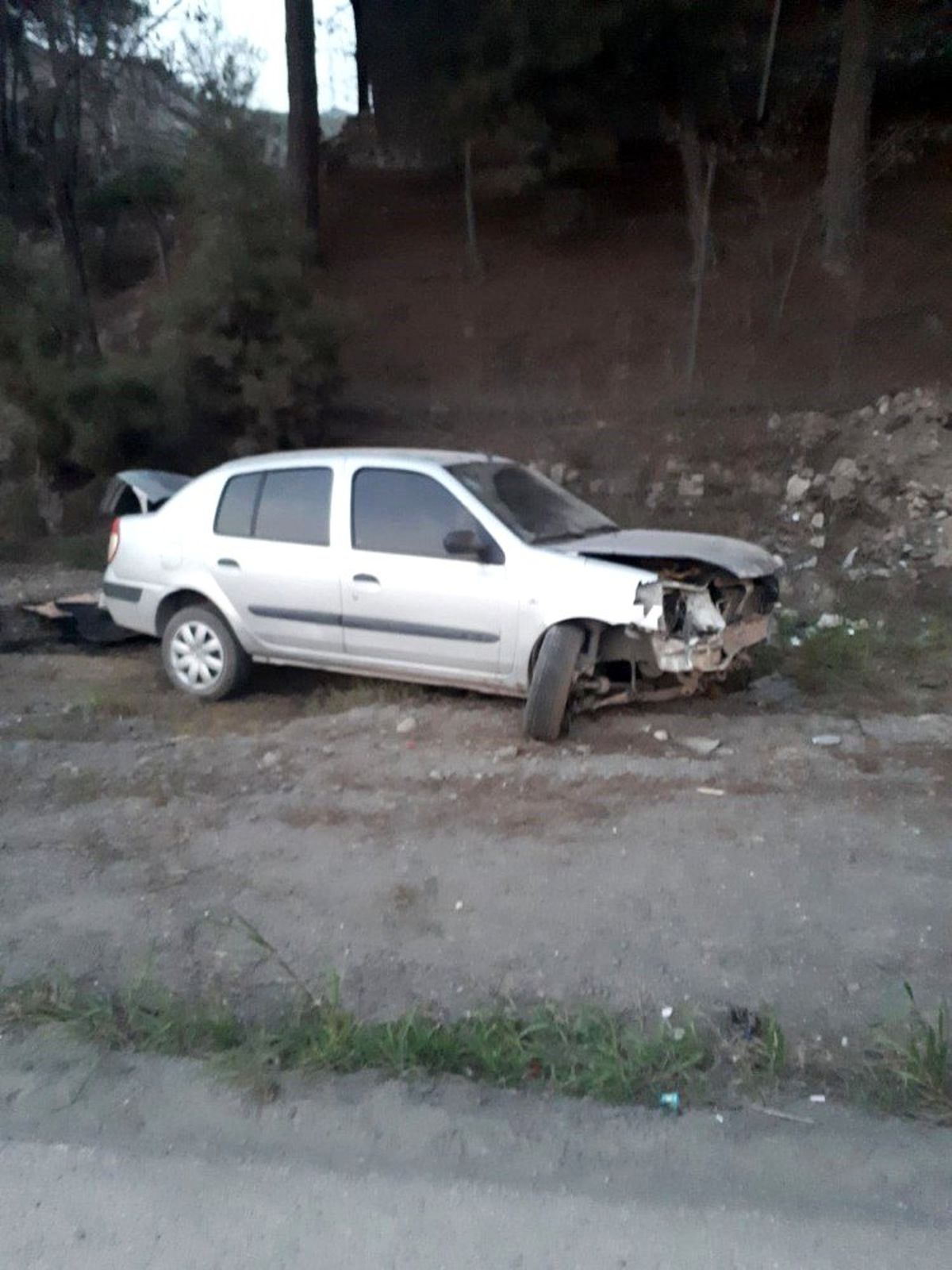 Bariyerlere Çarpan Otomobil Devrildi: 2 Yaralı