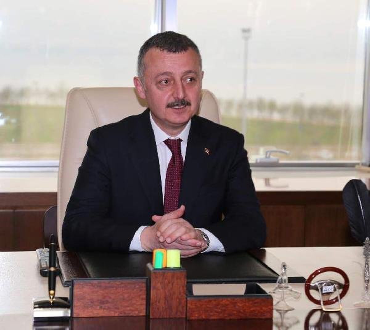 Başkan Seçilince Sözünü Tutup, Cep Telefonu Numarasını Paylaştı