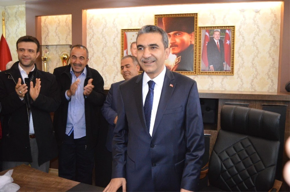 Besni Belediye Başkanı Mehmet Emre Mazbatasını Aldı