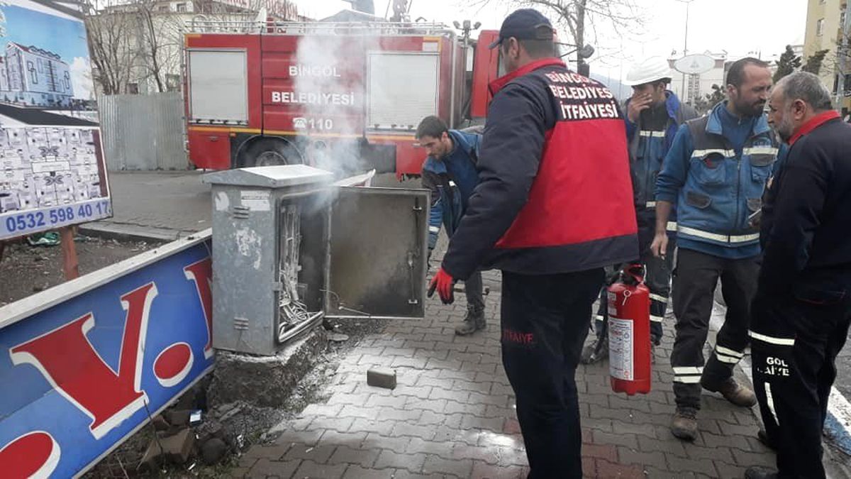 Bingöl\'de Caddedeki Elektrik Panosu Yandı
