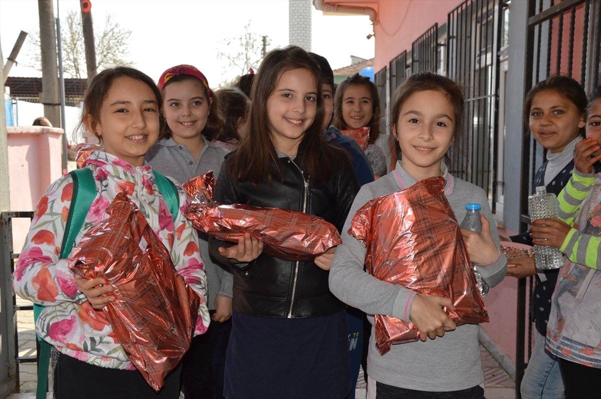 Biriktirdikleri Harçlıklarıyla Arkadaşlarına Hediye Aldılar