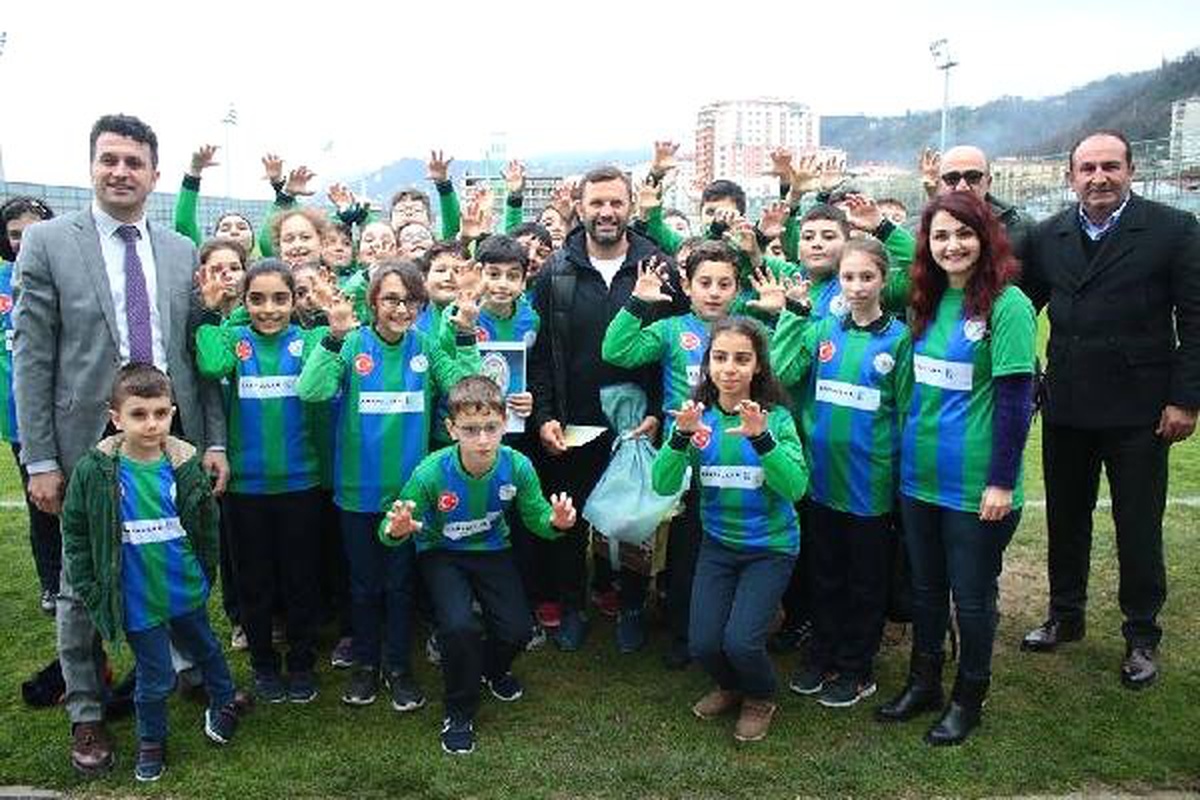 Çaykur Rizespor\'a Minik Taraftarlardan Ziyaret
