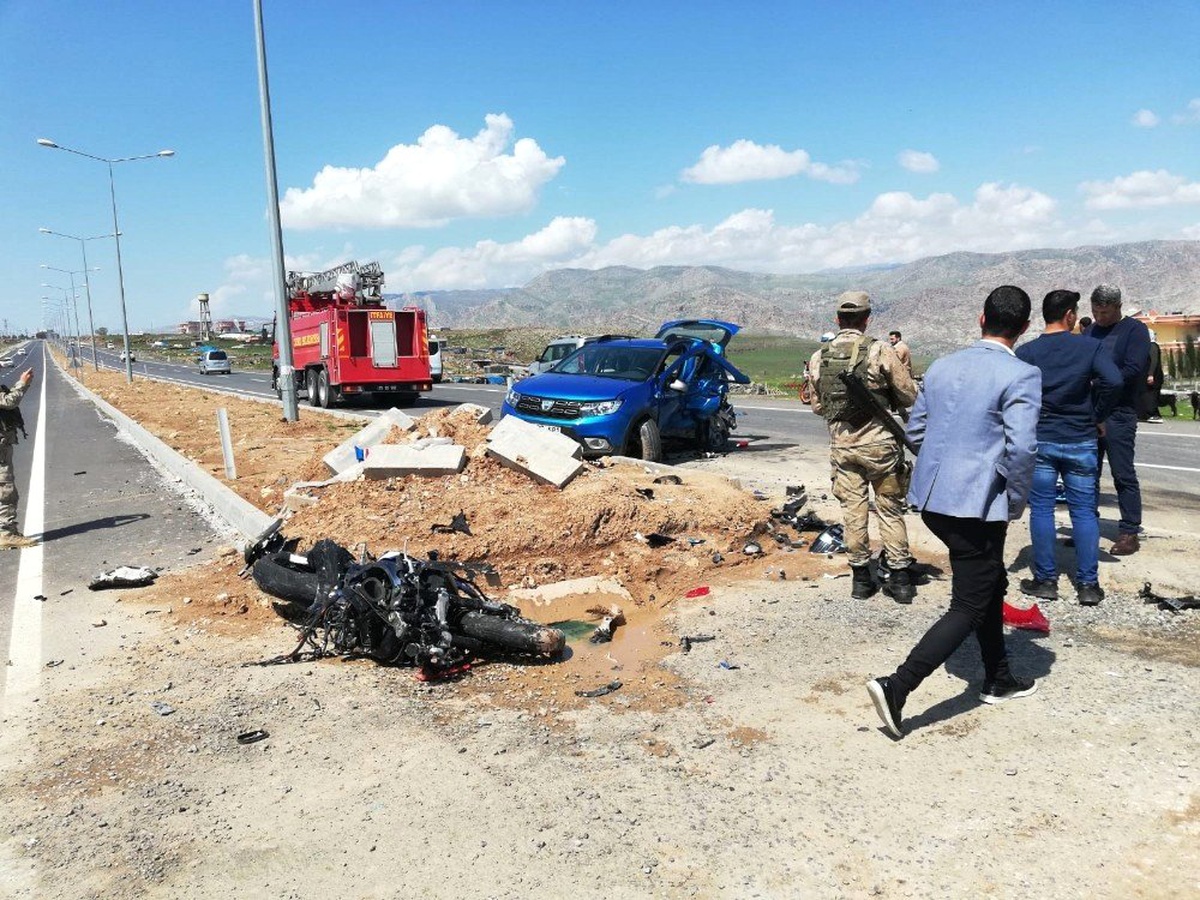 Cizre\'de Motosikletiyle Otomobile Çarpan Polis Memuru Hayatını Kaybetti