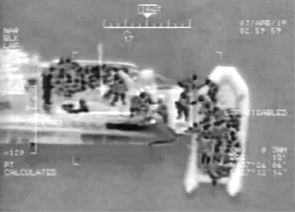 Denizde Helikopterle Tespit Edilen 41 Kaçak Göçmen Yakalandı