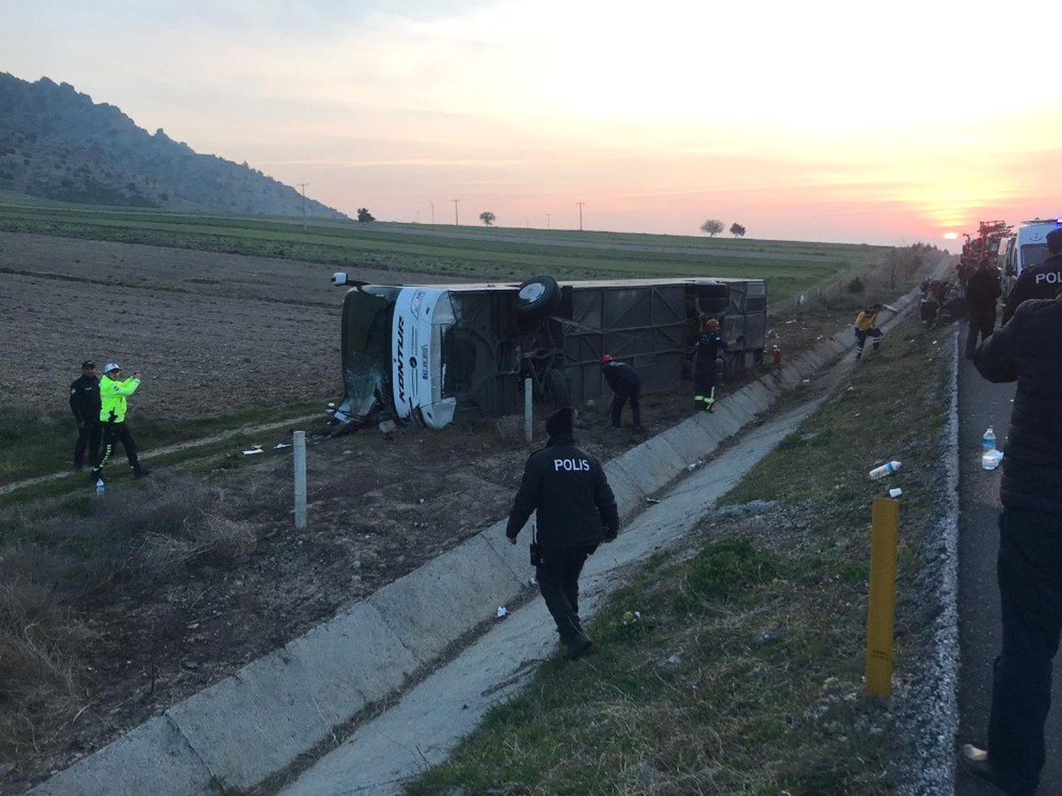 Denizli\'de Otobüs Kazası: 2 Ölü, 20\'ye Yakın Yaralı