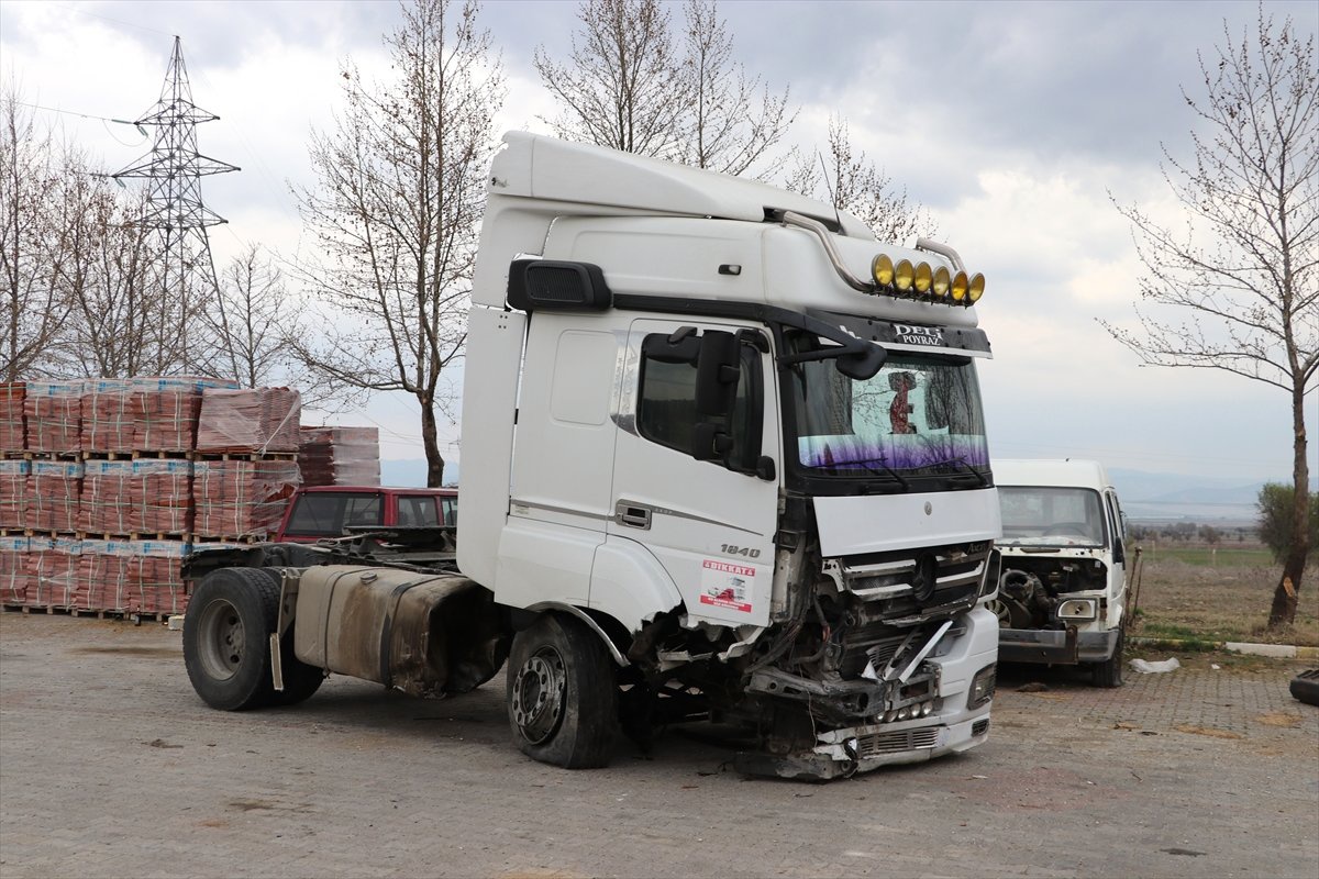 Denizli\'de Tır ile Otomobil Çarpıştı: 2 Yaralı