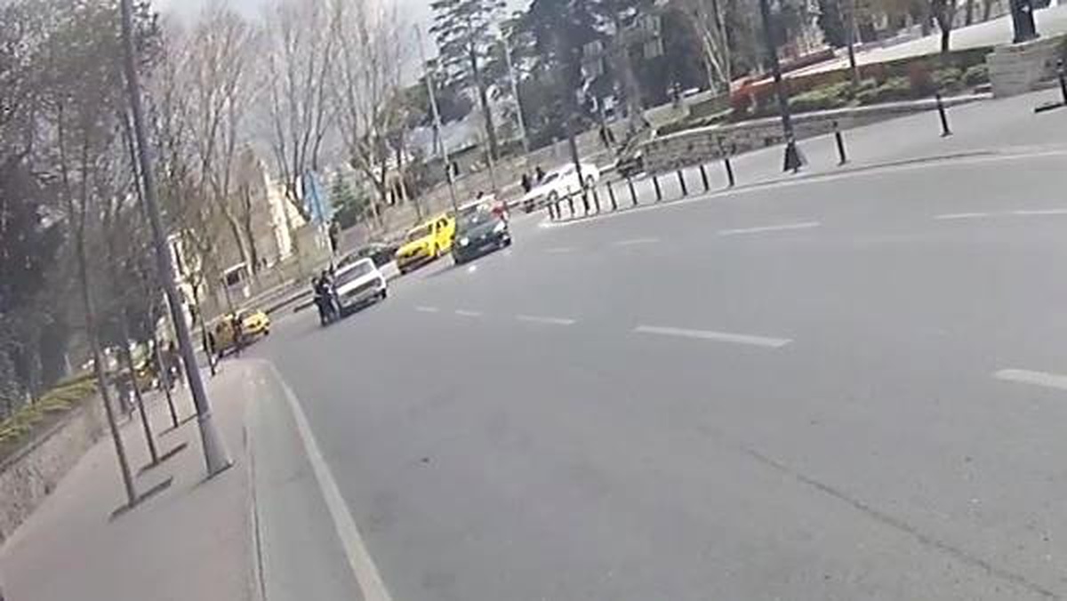 Dolmabahçe\'de Patenli Gençlerin Tehlikeli Oyunu
