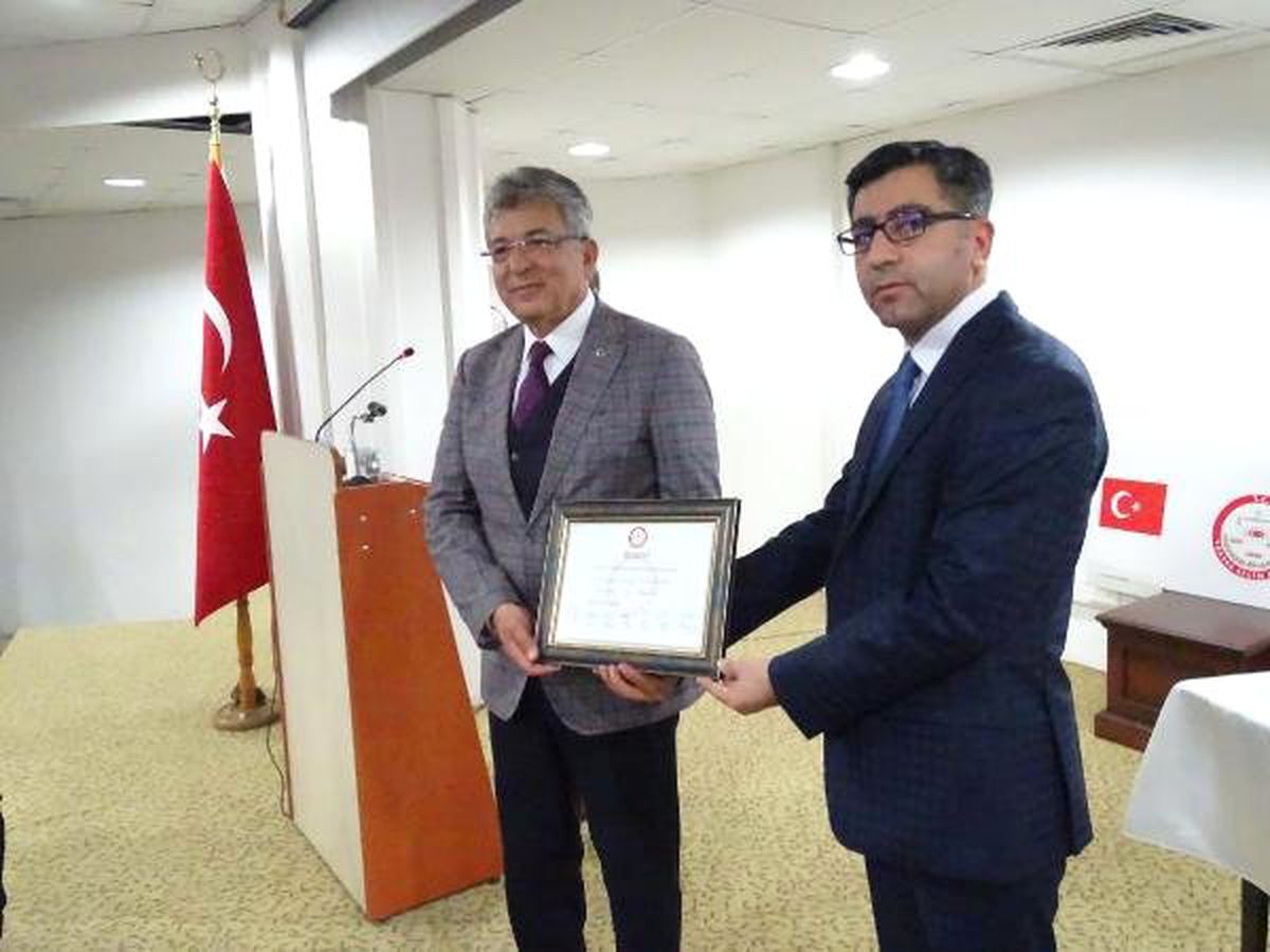 Edremit\'te CHP\'li Başkan Selman Hasan Arslan Mazbatasını Aldı