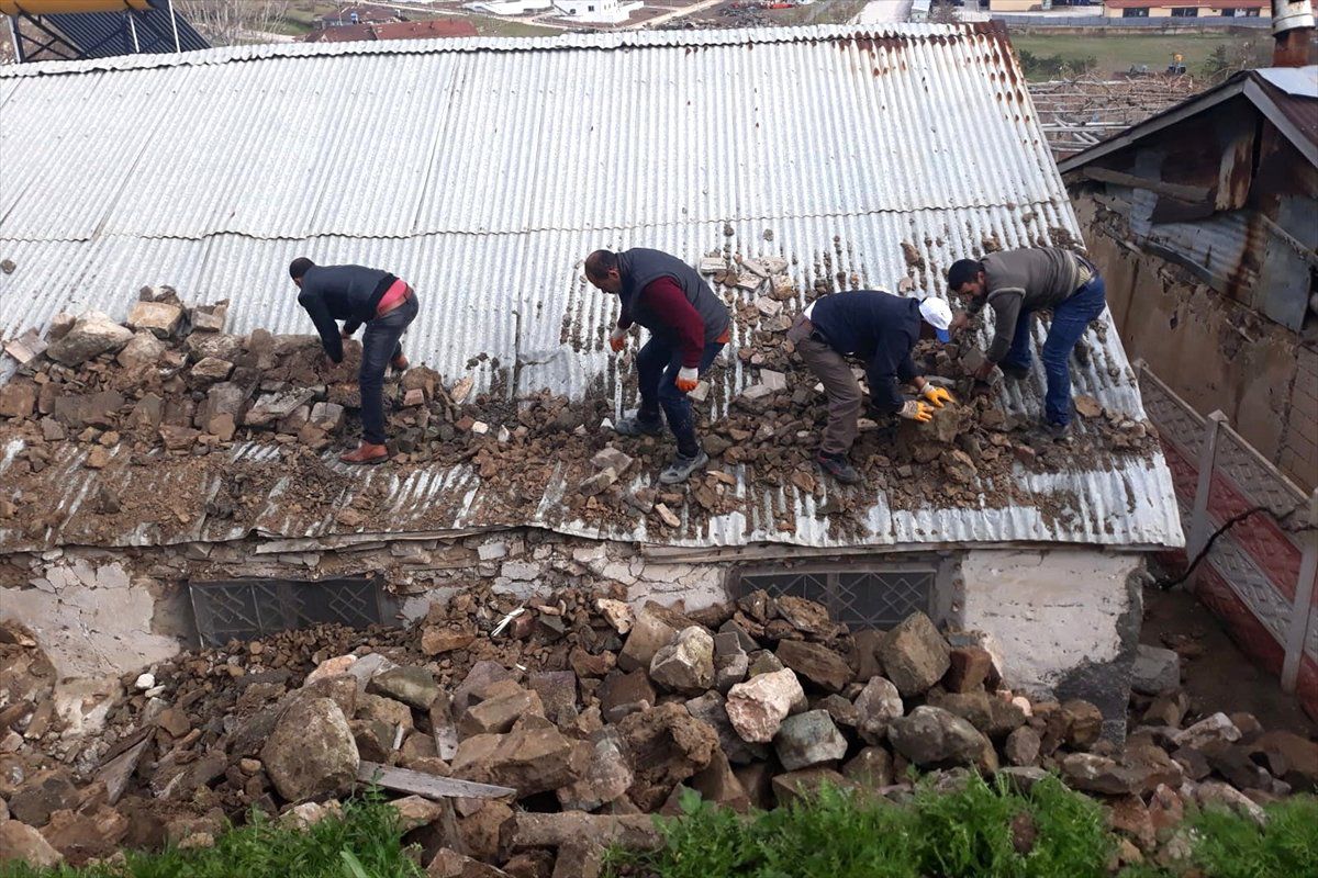 Elazığ\'da İstinat Duvarı, Evin Üzerine Yıkıldı