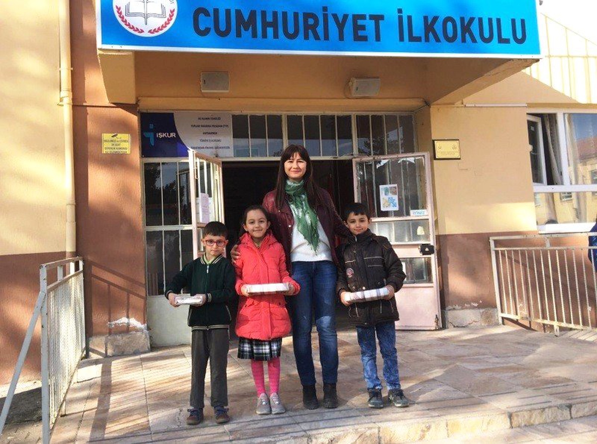 Engelliler İçin En Çok Kapak Toplayan Üç Öğrenci Ödüllendirildi