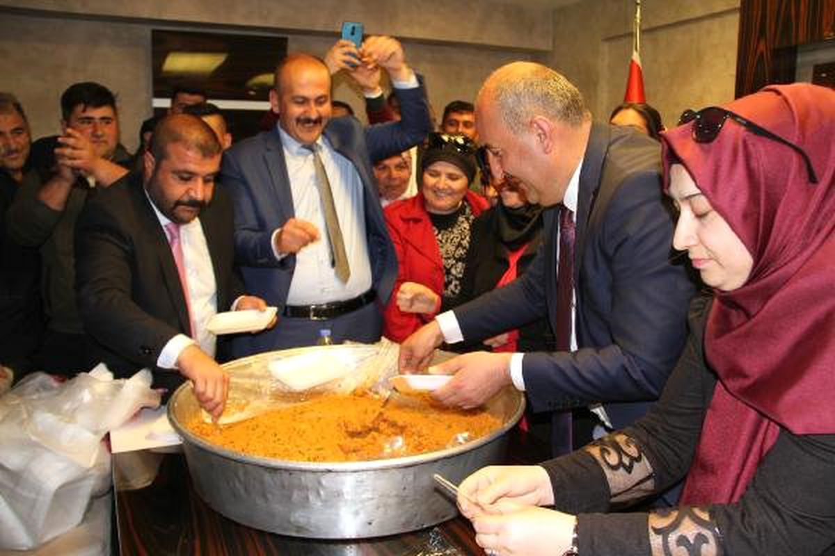 Eşi Makamında Gün Yapan Vakıf Müdürü Başkan Oldu, İlk İş Olarak Kısır Dağıttı