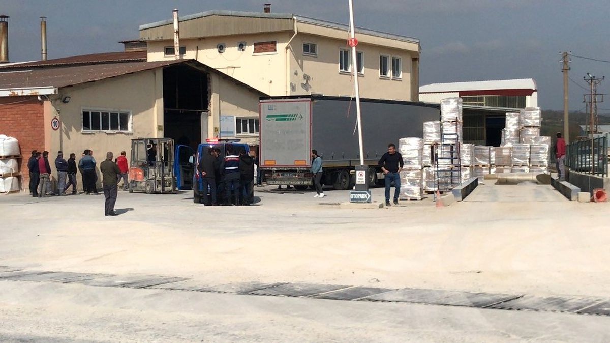 Fabrikaya Karton Getiren Tır\'dan Mülteciler Çıktı